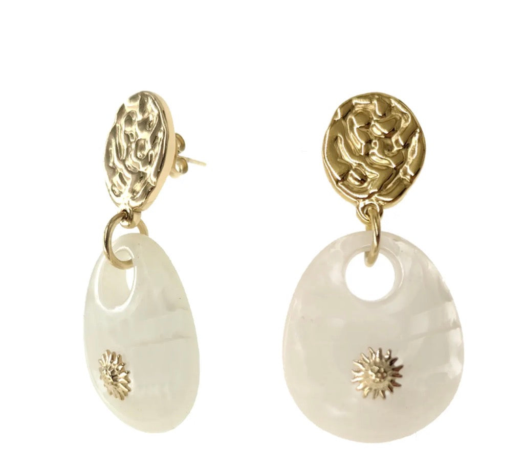 Boucles d’oreilles résine blanche marbré et soleil