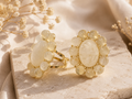 Bague ronde fleur pierre résine doré