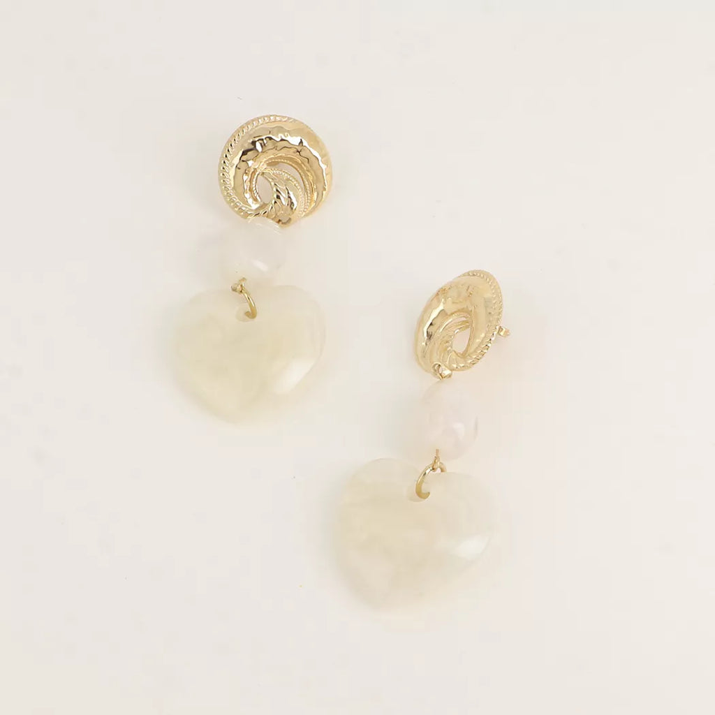 Boucles pendantes - coeur en résine - blanc et doré
