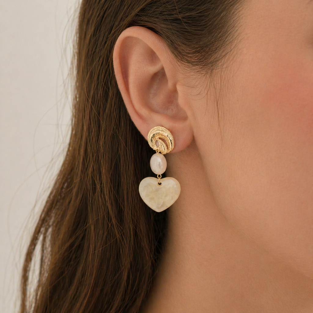 Boucles pendantes - coeur en résine - blanc et doré