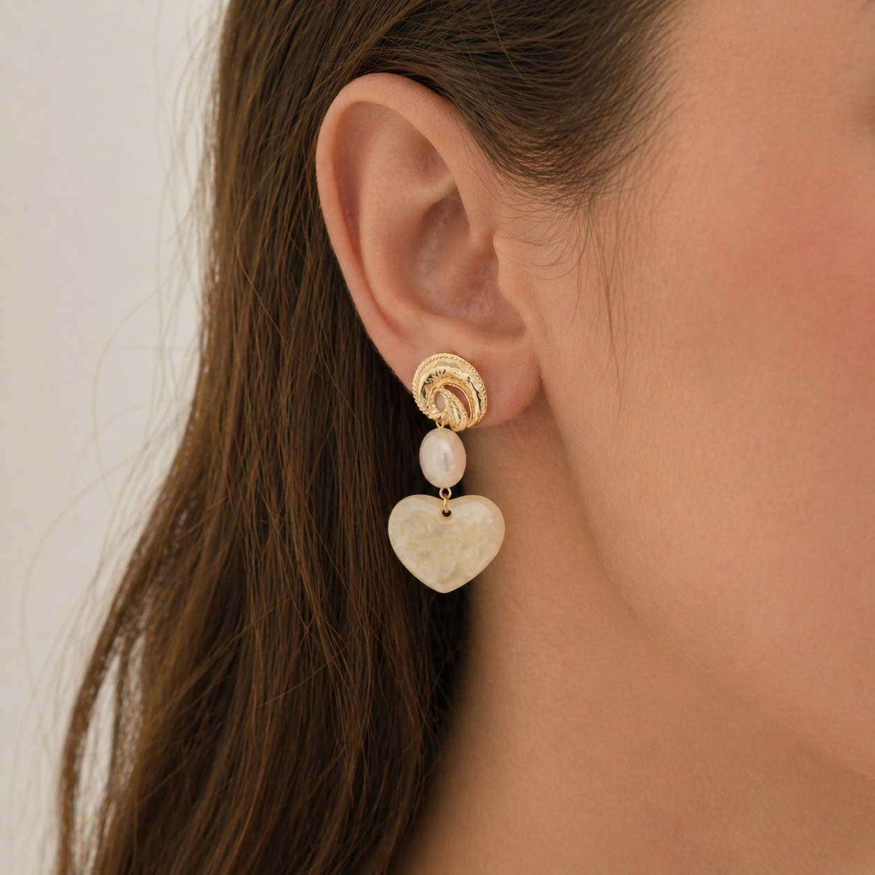 Boucles pendantes - coeur en résine - blanc et doré