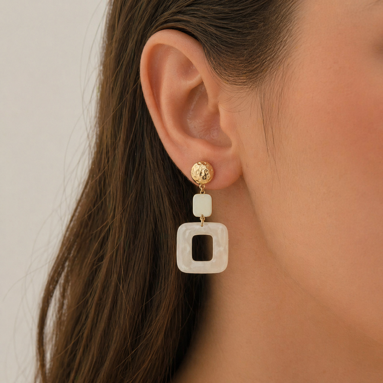 Boucles pendantes - rectangle acétate - beige blanc doré