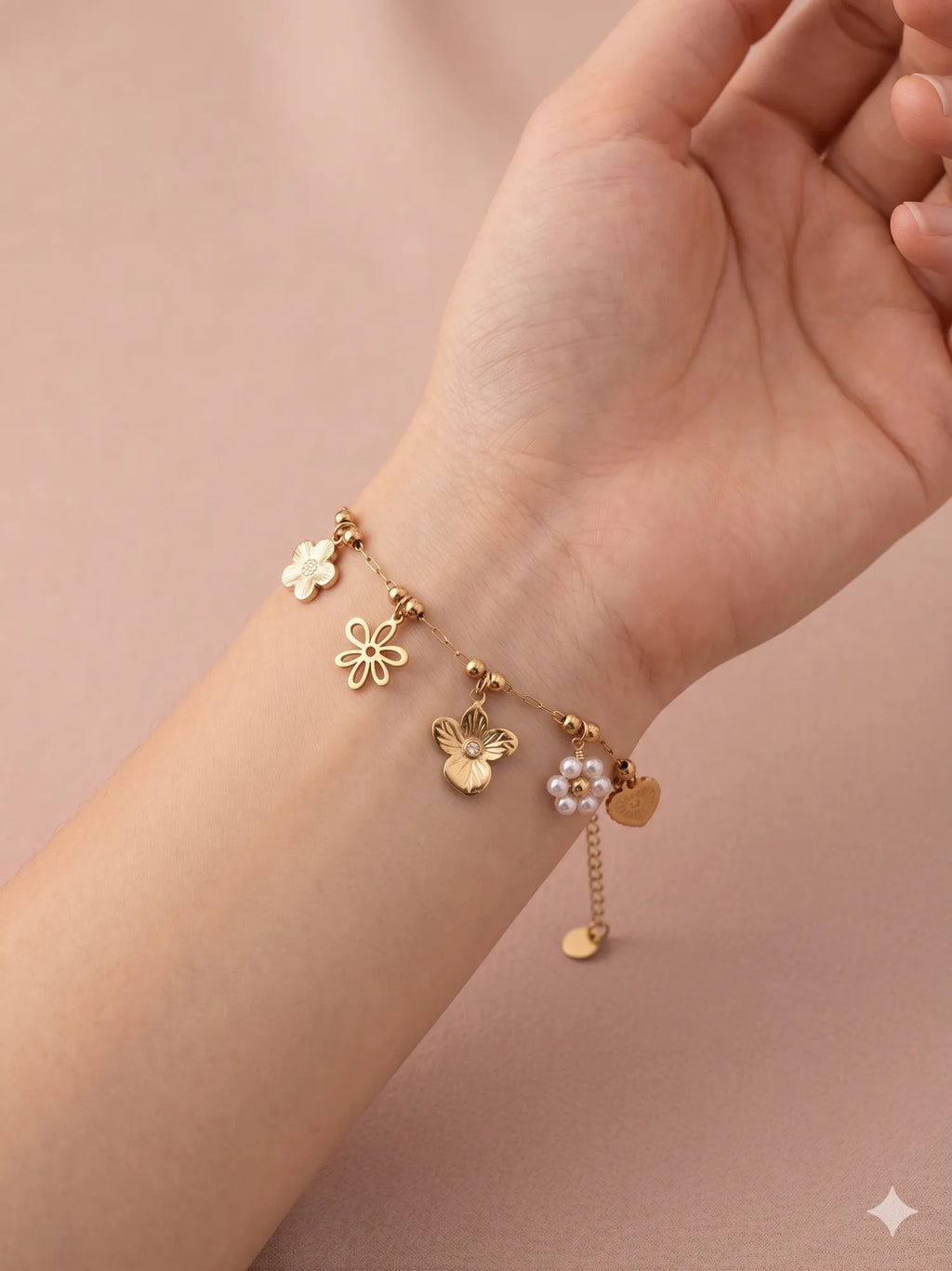 Bracelet doré à charms fleurs et cœur œil rayonnant