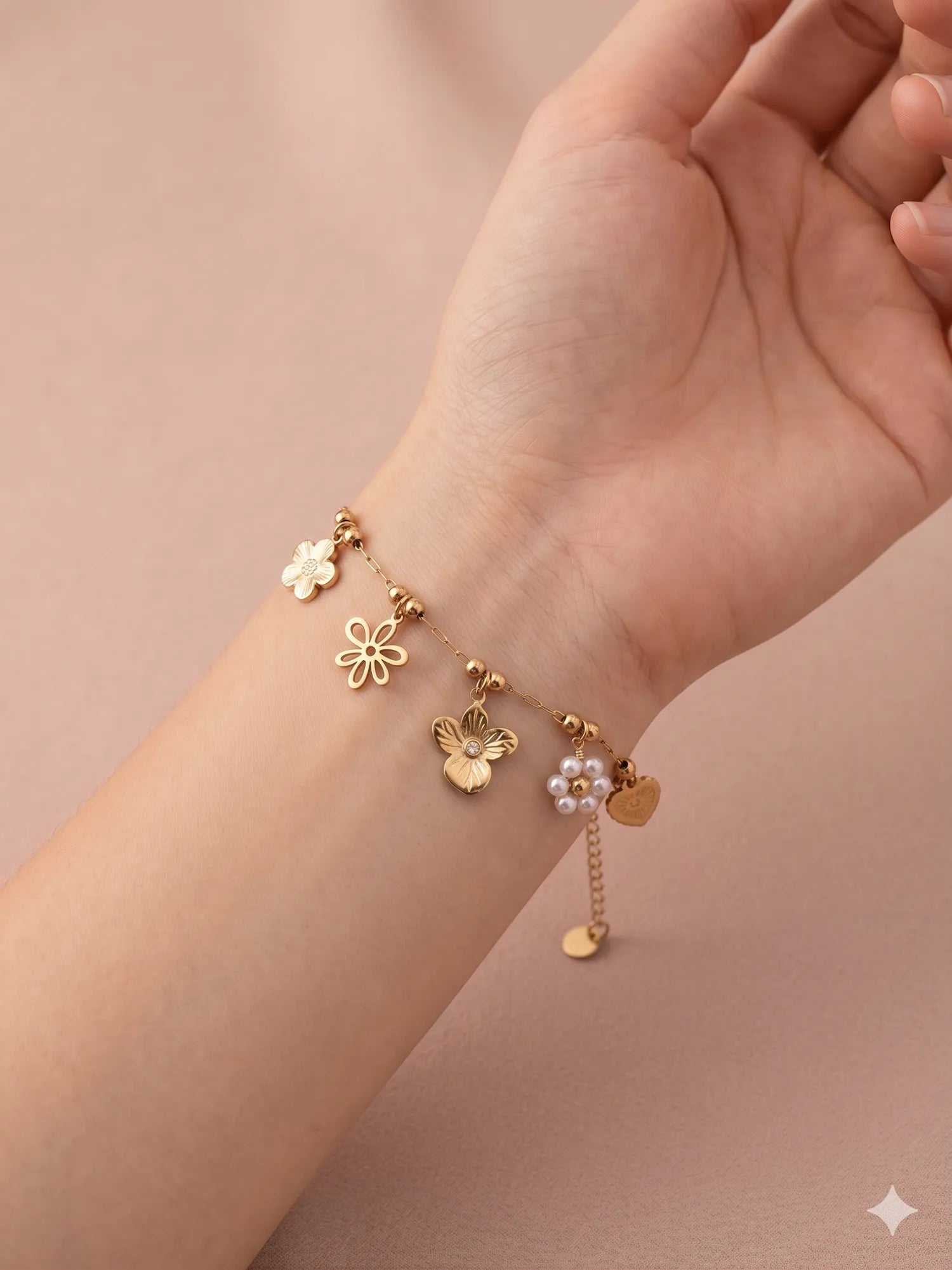 Bracelet doré à charms fleurs et cœur œil rayonnant