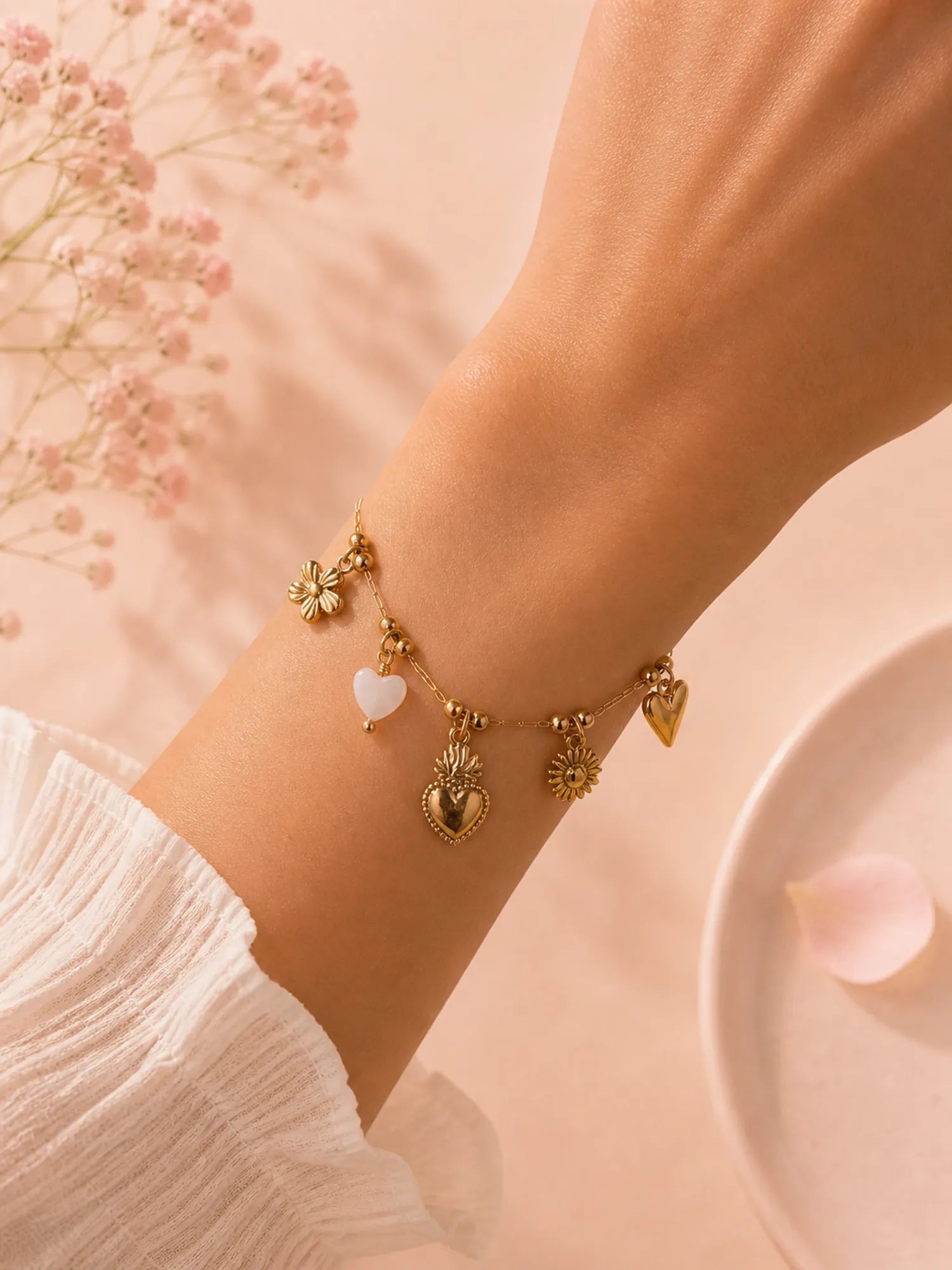 Bracelet doré chaîne fine pendentifs cœurs lisse et blanche