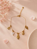 Bracelet doré chaîne fine pendentifs cœurs lisse et blanche