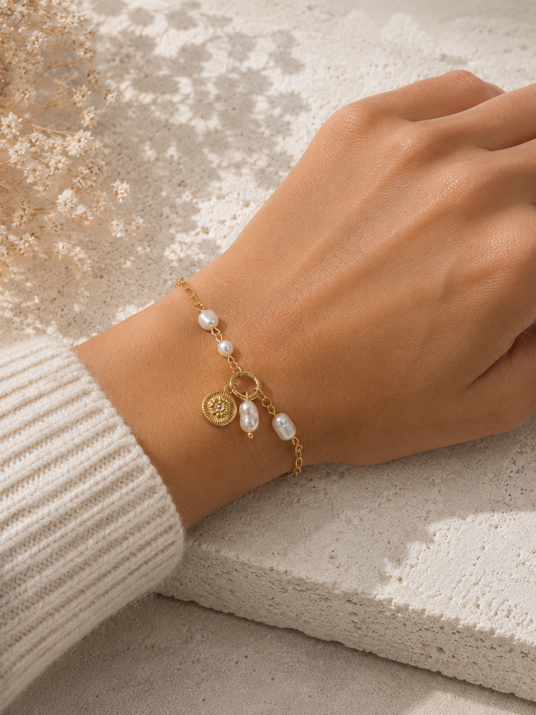 Bracelet doré chaîne et perles avec pendentif nautile