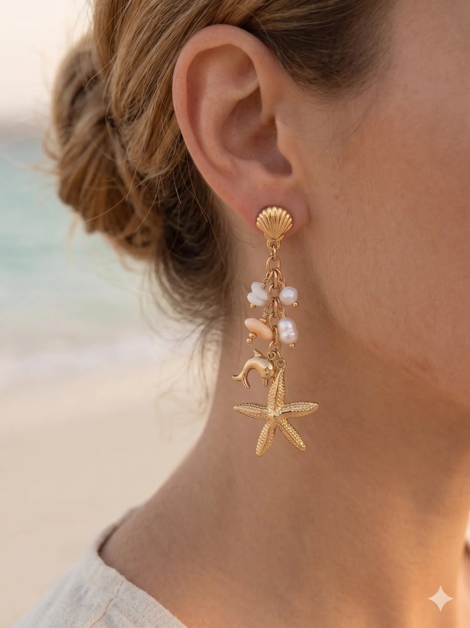 Boucles d'oreilles dorées pendantes étoile de mer, dauphin et pierres