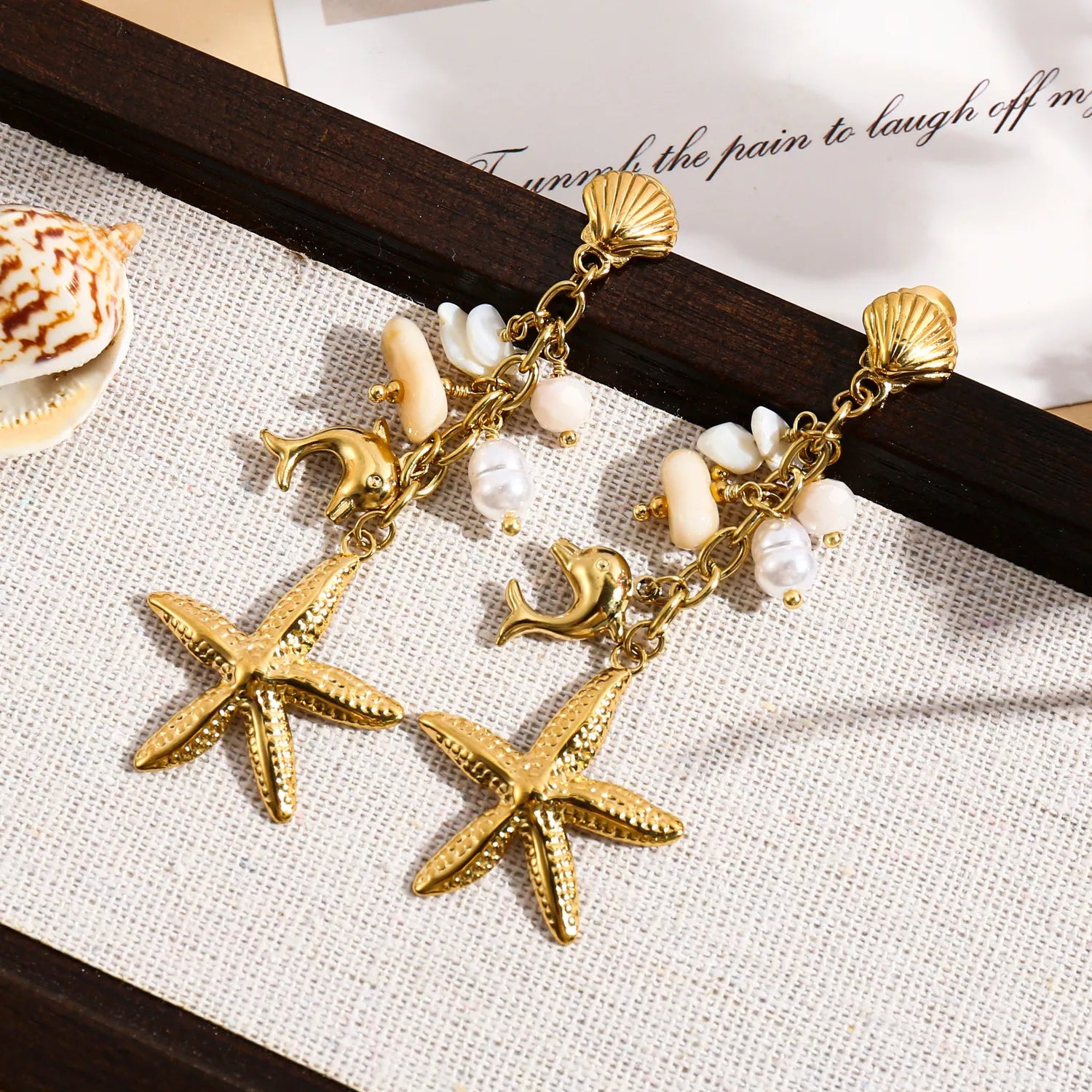 Boucles d'oreilles dorées pendantes étoile de mer, dauphin et pierres