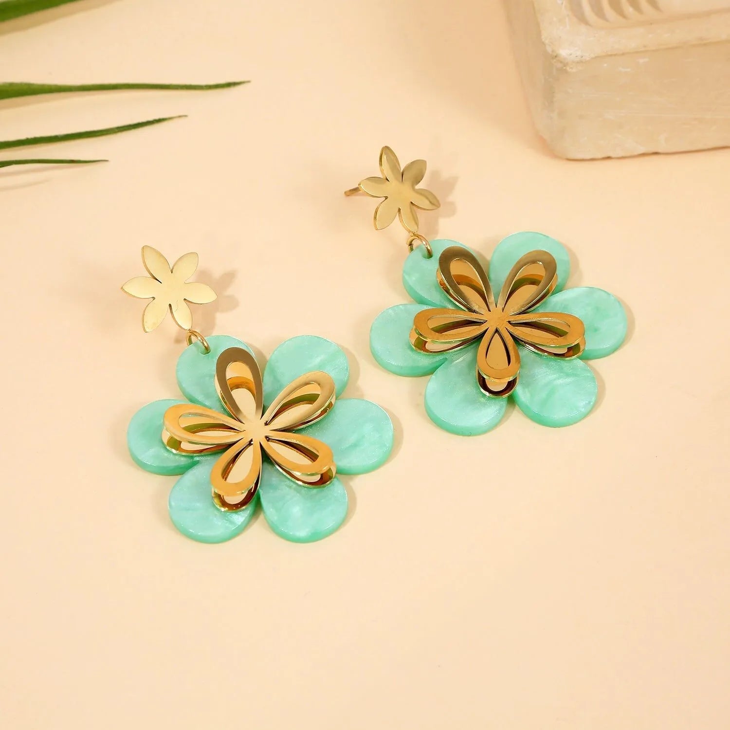 Boucles d'Oreilles Pendantes Fleur Résine Verte Et Doré