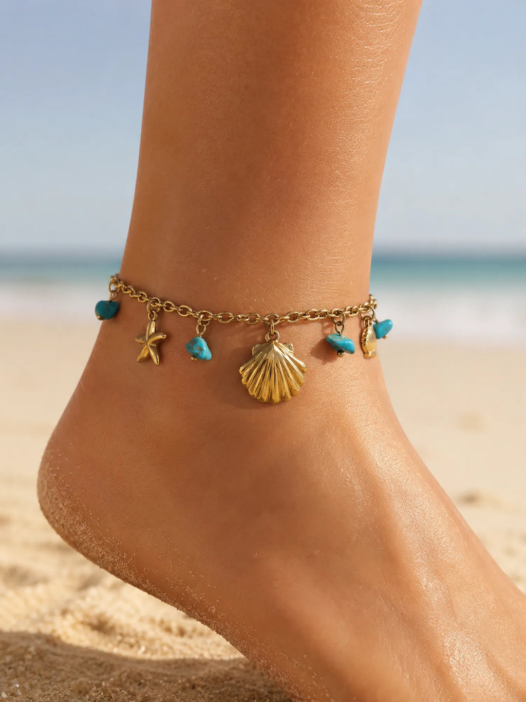 Chaîne de cheville dorée à pierres turquoise et charms marins