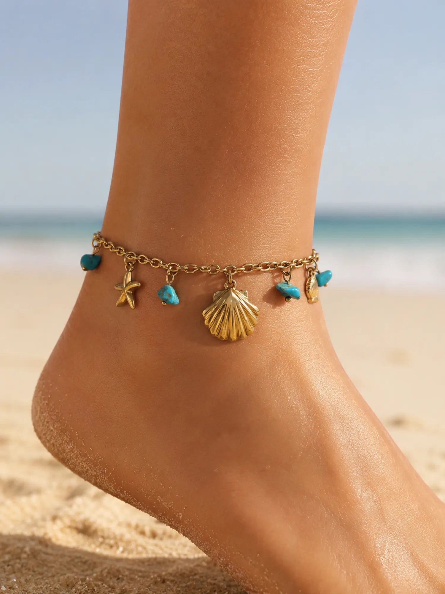 Chaîne de cheville dorée à pierres turquoise et charms marins