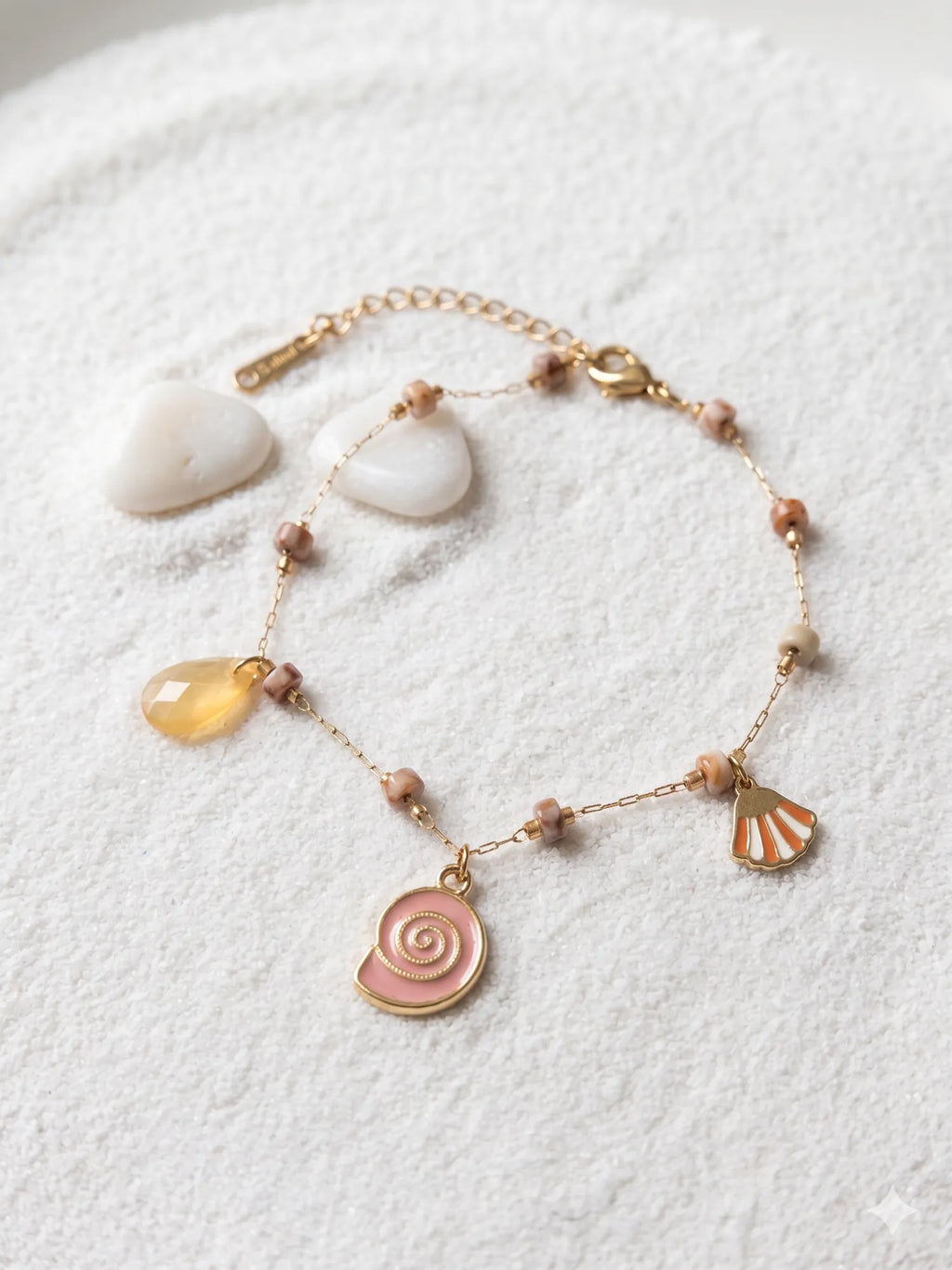 Chaîne de cheville dorée perles rosées et charms marins